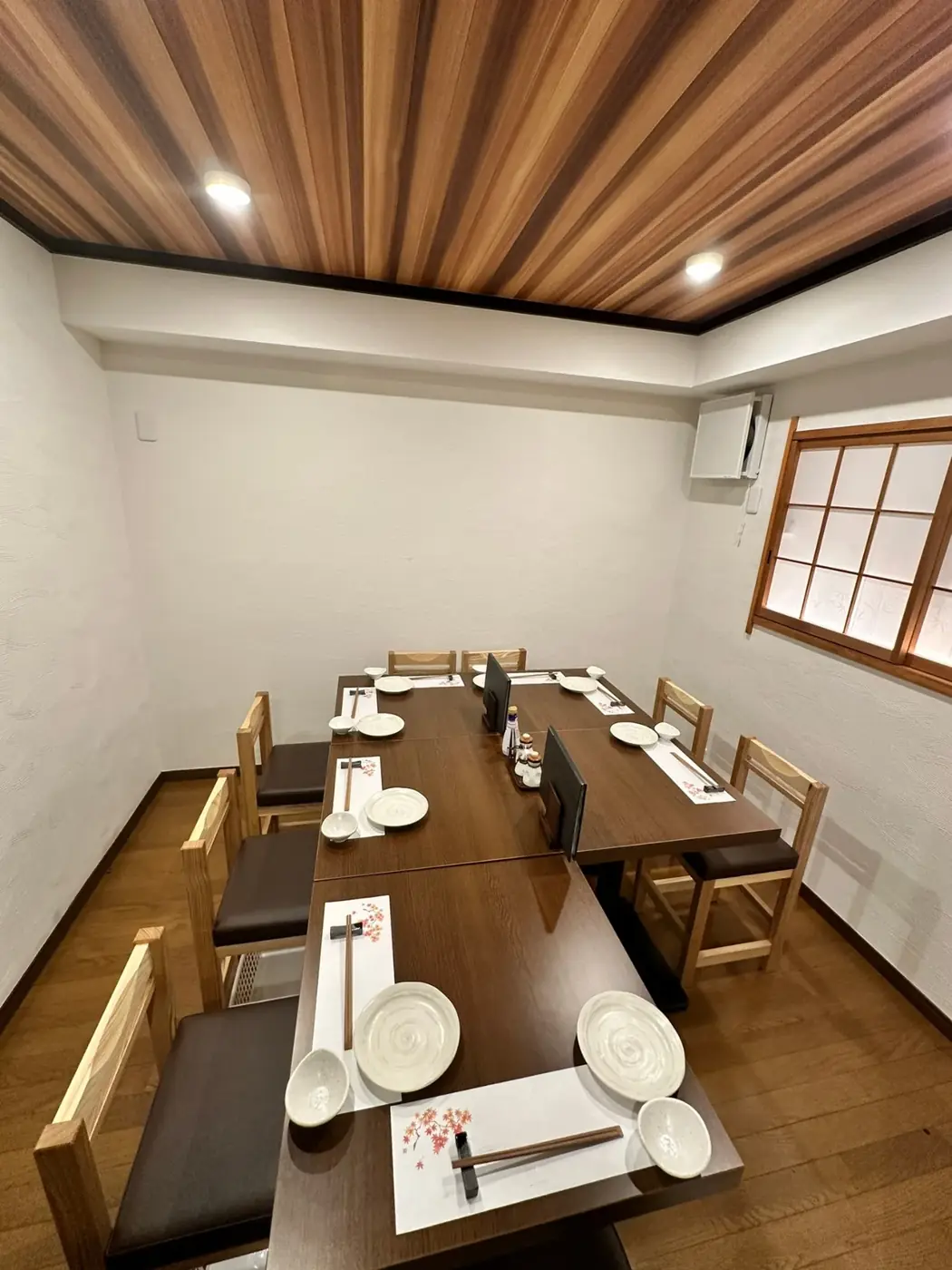 あら川の木のテーブルと落ち着いた店内