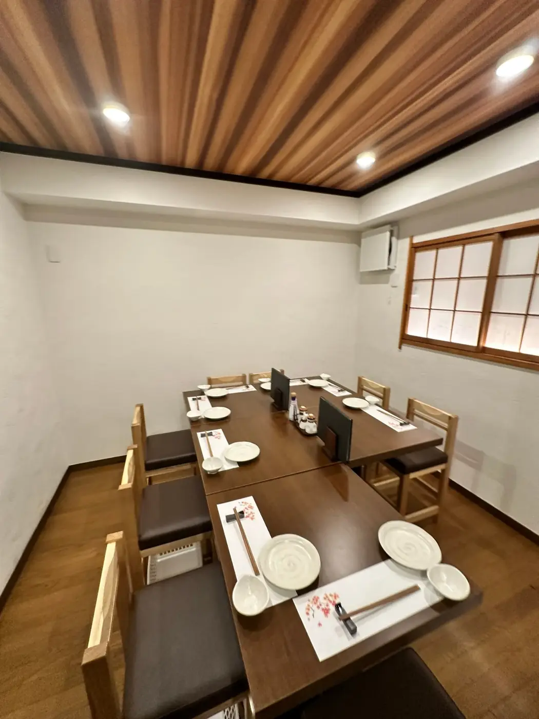 人数に合わせて料理を囲めるテーブル席