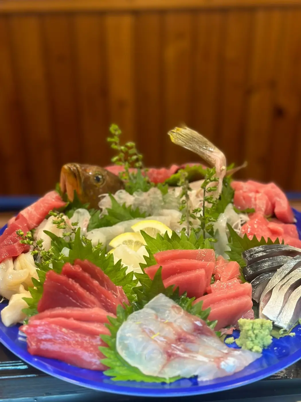 彩り豊かな刺身盛り合わせ