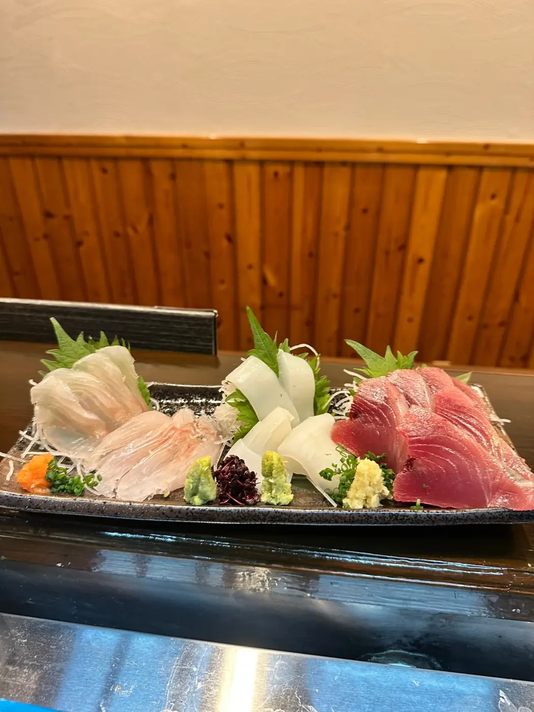 旬の魚を盛り合わせた、あら川のお刺身