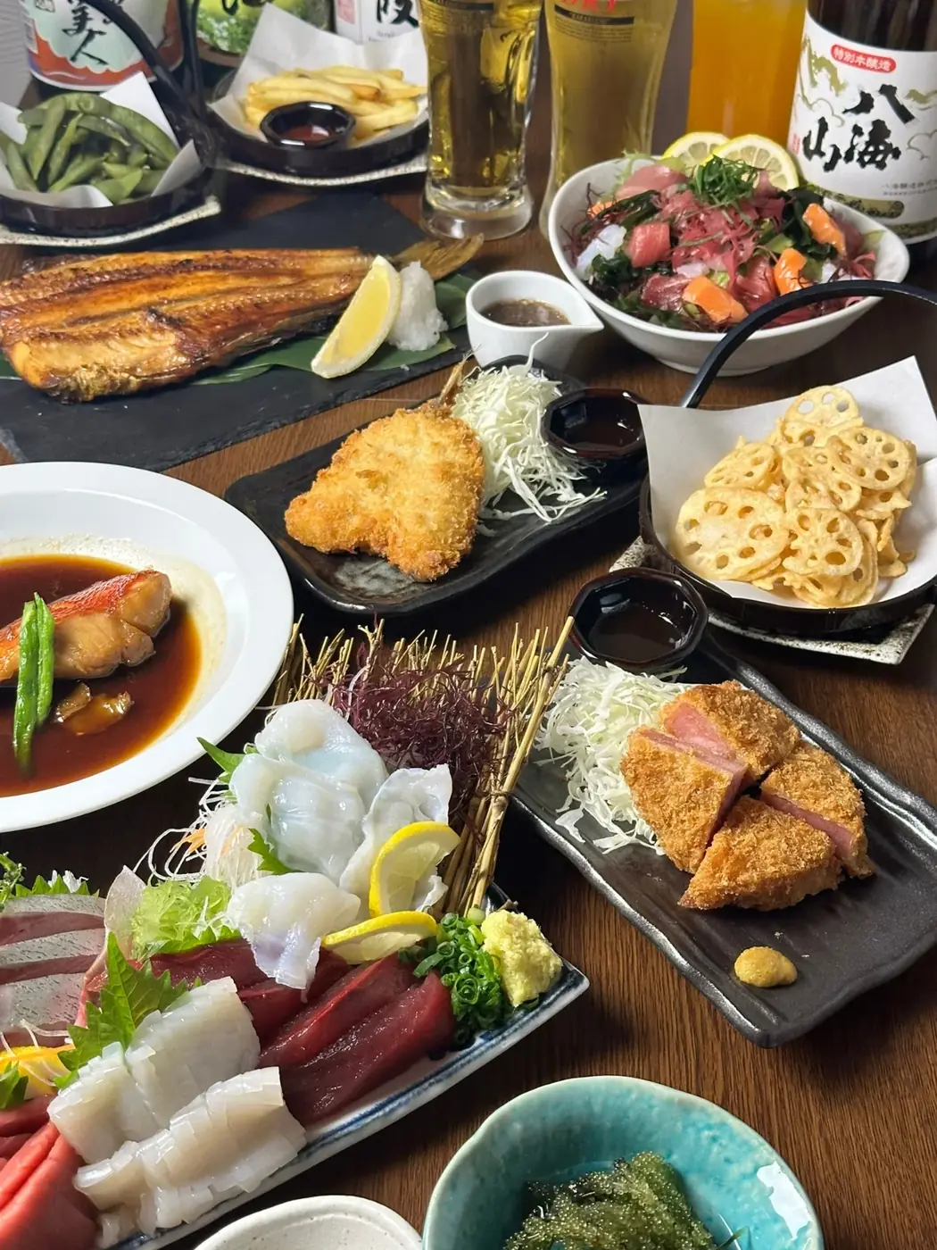 料理を囲む食卓